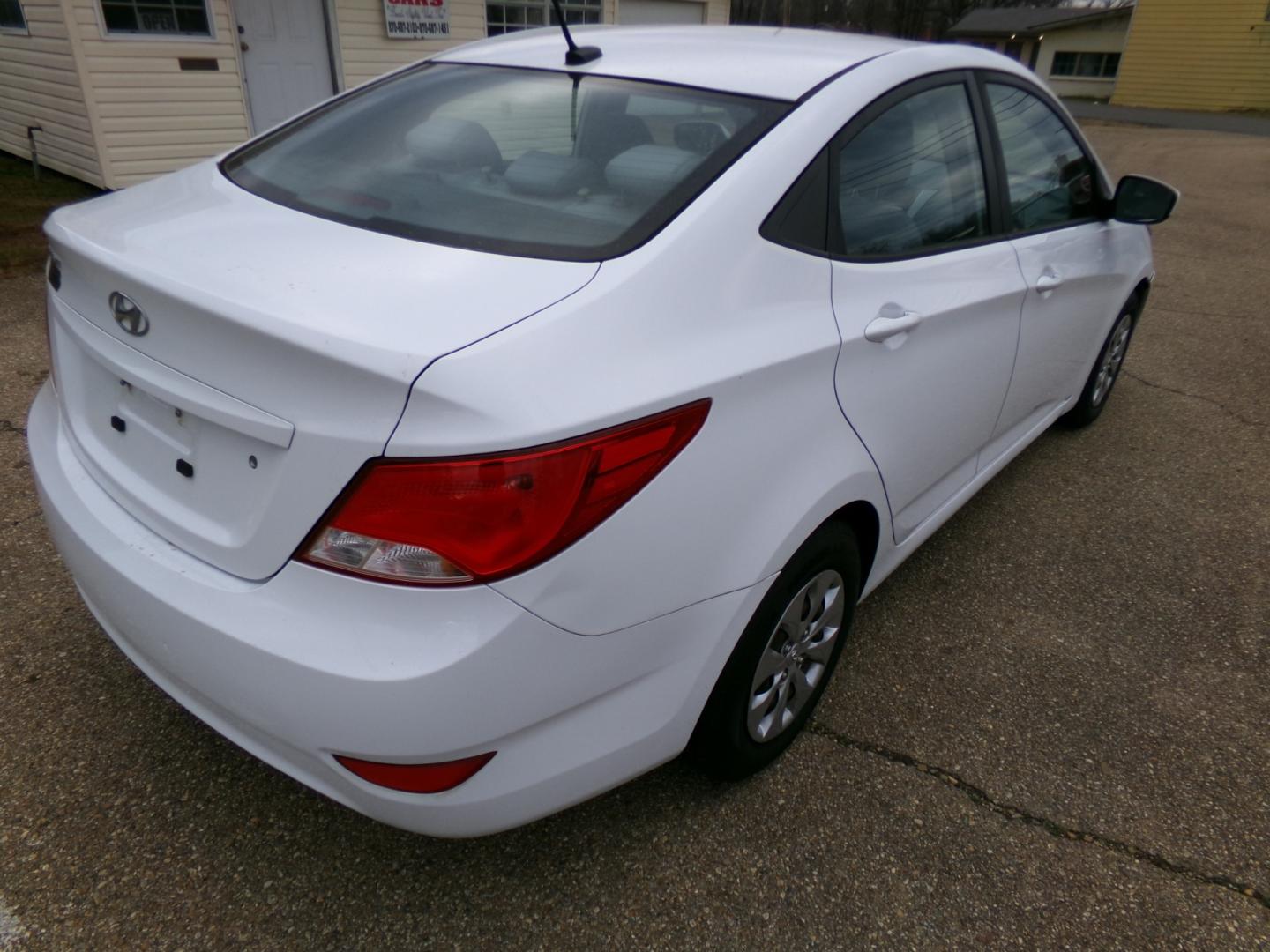 2017 White /Gray Hyundai Accent SE 4-Door 6M (KMHCT4AE8HU) with an 1.6L L4 DOHC 16V engine, 6-speed automatic transmission, located at 401 First NE, Bearden, AR, 71720, (870) 687-3414, 33.726528, -92.611519 - Photo#16